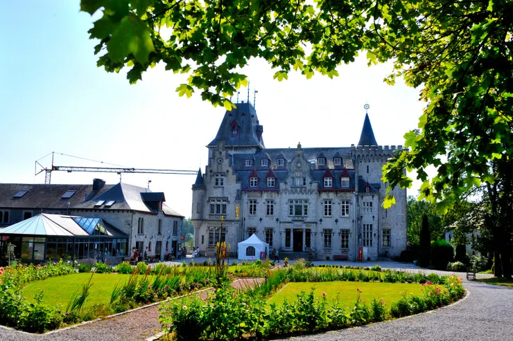 【為了四點半的敬拜老妻起個大早，唱誦聲隱隱傳出我揹著相機亂跑！早晨的城堡。】