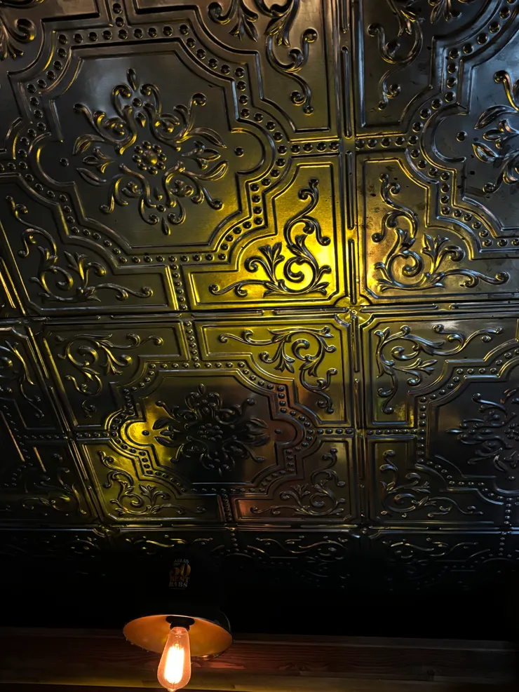 前幾天剛好有去二條城，我們一致認為他們的天花板跟二條城天花板有得比的精緻