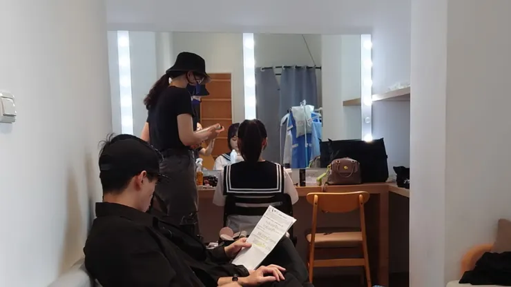 正在進行化妝與腳本複習的演員們