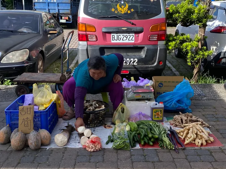 我買綠竹筍、小黃瓜、胡蘿蔔，雞蛋的攤販
