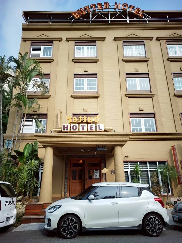 乍看以為是入口的大門，走近才發現其實是出口！