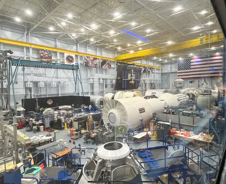 從天橋上看Space Mock-Up Facility 