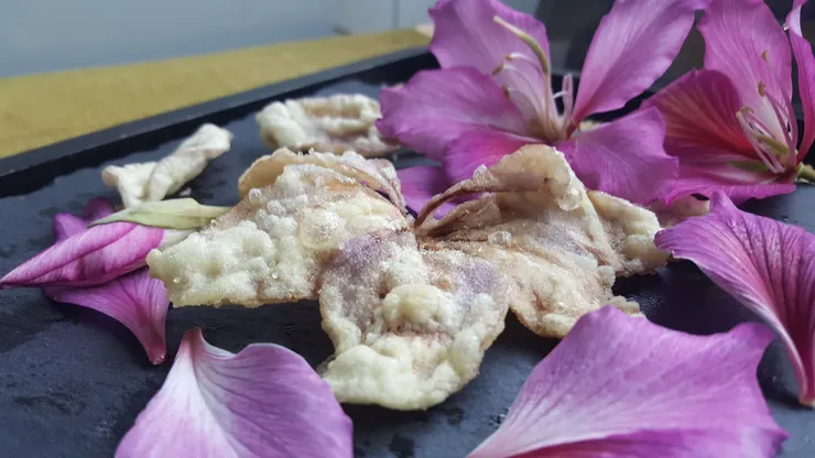 酥炸一整朵羊蹄甲，雖然花形漂亮卻沒甚麼風味，只有油膩膩的炸物味。