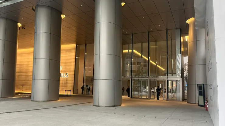 建築由著名建築事務所Pelli Clarke & Partners主導設計。