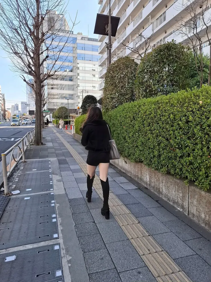 那天去到高輪，風真的好大。是3/27開幕時，有人寫著這車站每日出入旅客非常少，這可以想像，除了車站是這幾年新增的點，旁邊就是大站品川啊，除了新的建築物，這區域似乎是比較老舊社區。