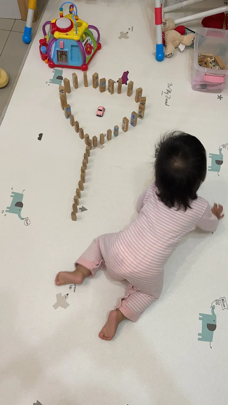 安安上班前用積木排了愛心骨牌，但小晨早上起來根本沒把他放在眼裡，直接路過