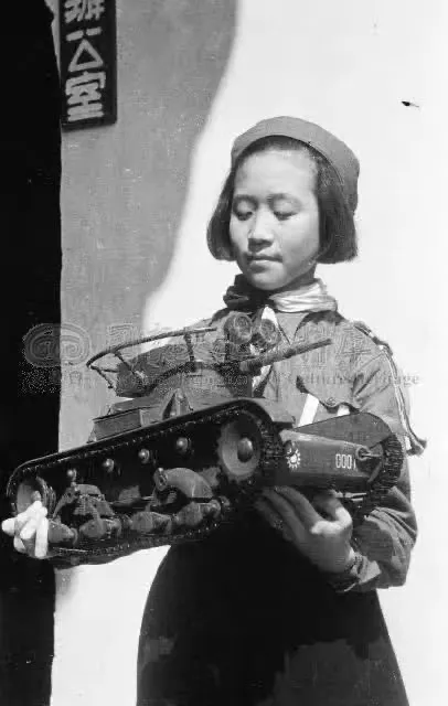 1940年，女童軍為第五軍軍長杜聿明之女杜致禮，手拿蘇俄軍援第五軍T-26戰車之模型。中央社記者陳西玲攝