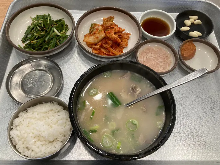 Day3 8點，早餐松亭3代豬肉湯飯，挺多台灣人的～