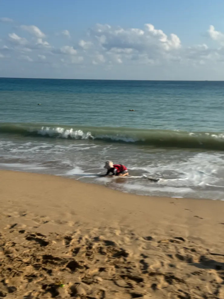 海浪來了忙著往回逃的小孩