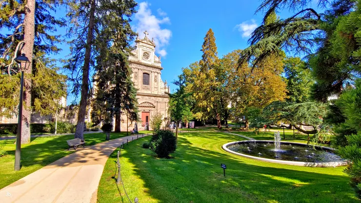 【布盧瓦城旁的奧古斯丁·蒂埃里花園，那座教堂是聖文生堂。】