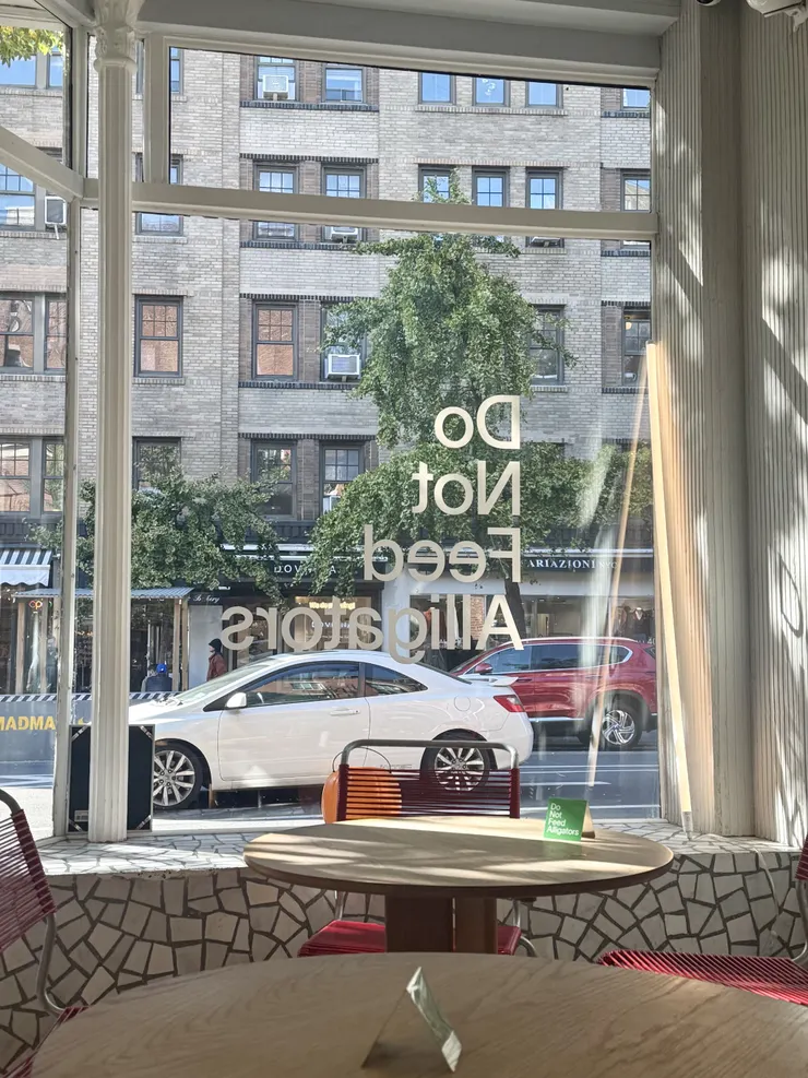 Do Not Feed Alligators咖啡廳 (Photo by Carrie, 2024)