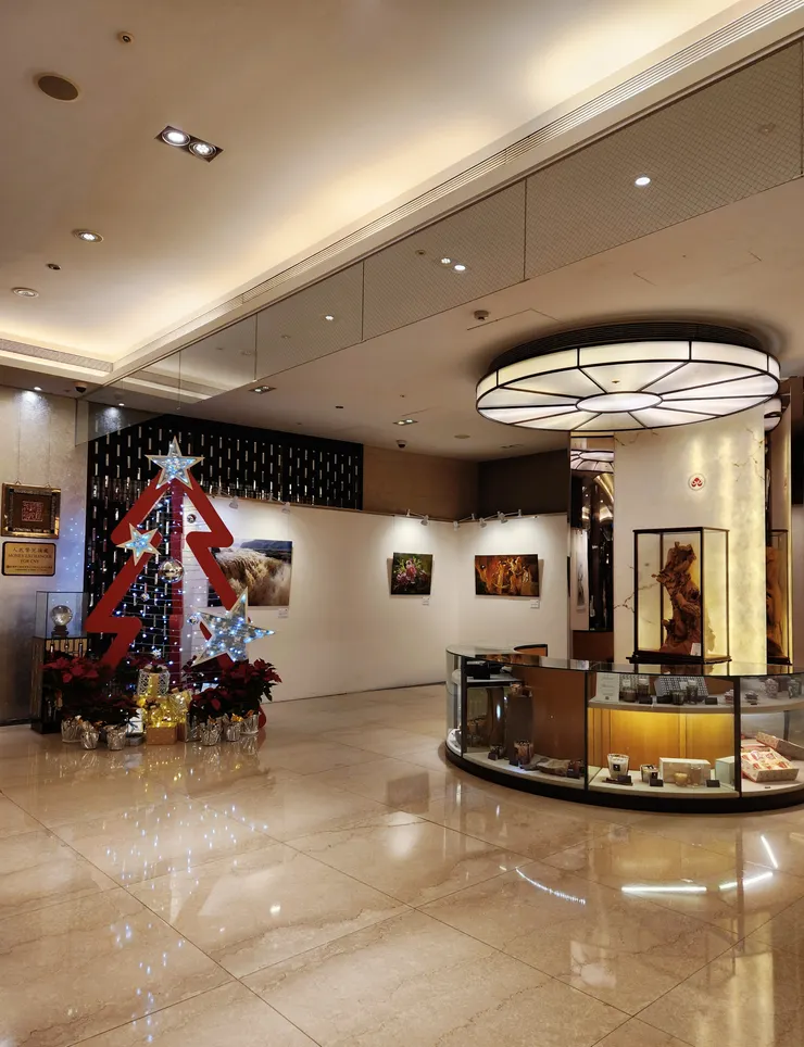 大廳旁邊有藝術品可以觀賞