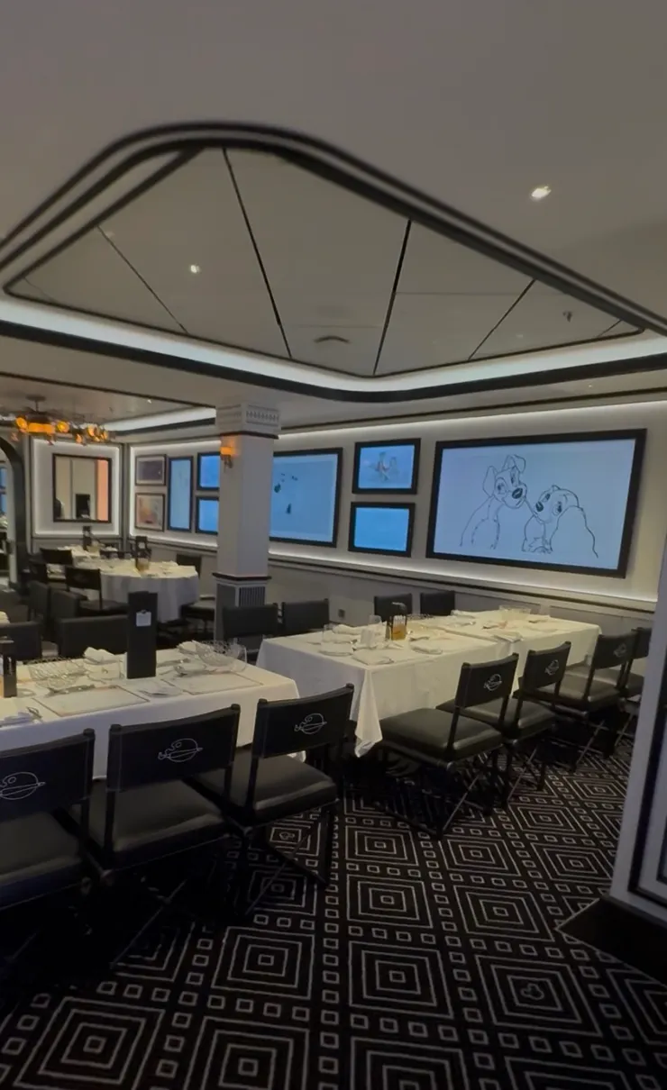 整個餐廳環繞著螢幕