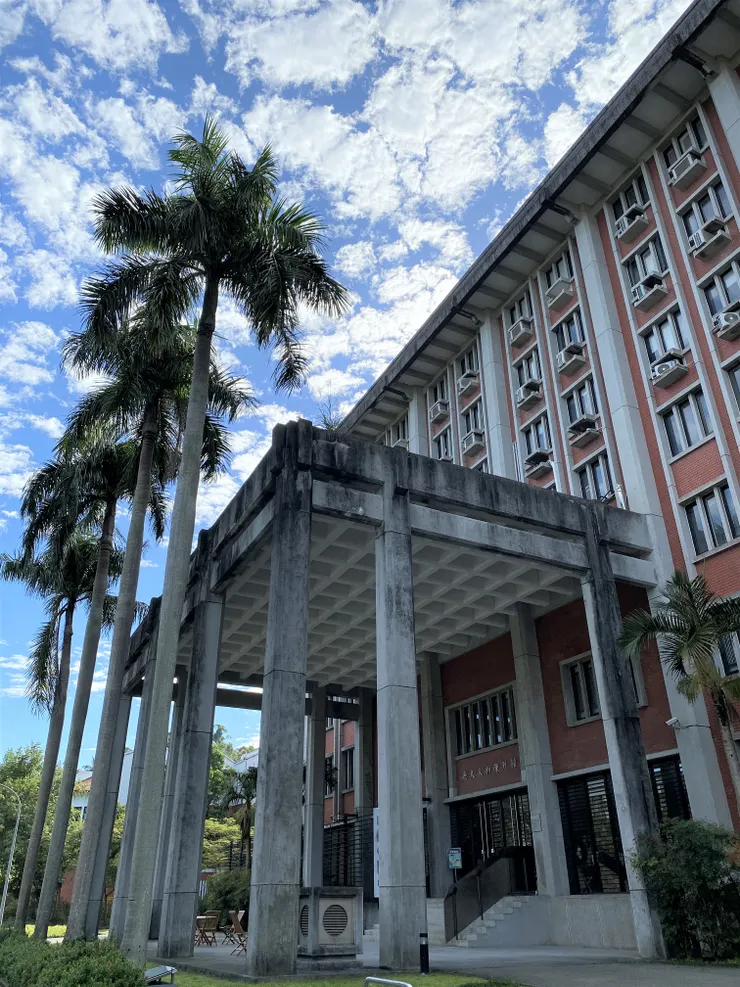 氣派的車寄，可見仿木構的榫接處理以及格子天花