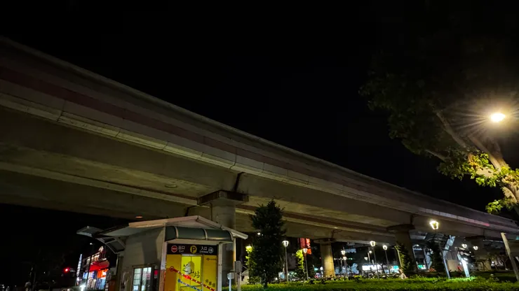 拍攝於2025年7月23日，台北 芝山捷運站停車場外