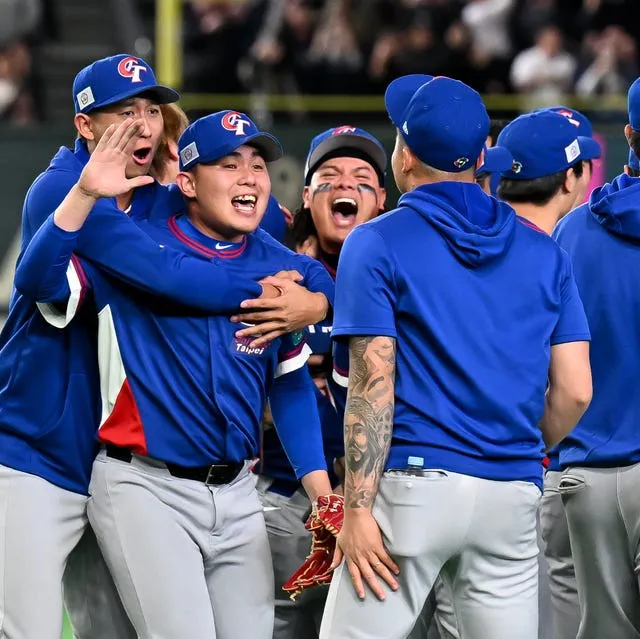 在 WBC 世界棒球經典賽歷史上首次戰勝韓國後，球員們激動慶祝