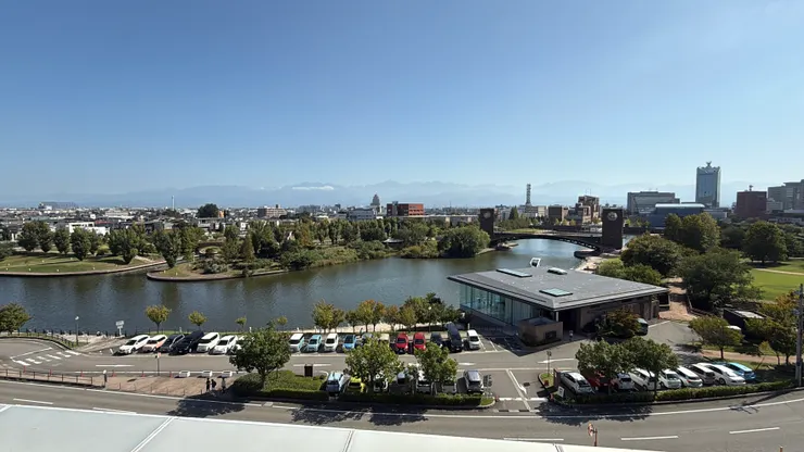 天空花園另一個看點是可以非常清楚看到立山連峰，比在環水公園的橋上更清楚，為了看立山連峰而上來一趟也是值得的～