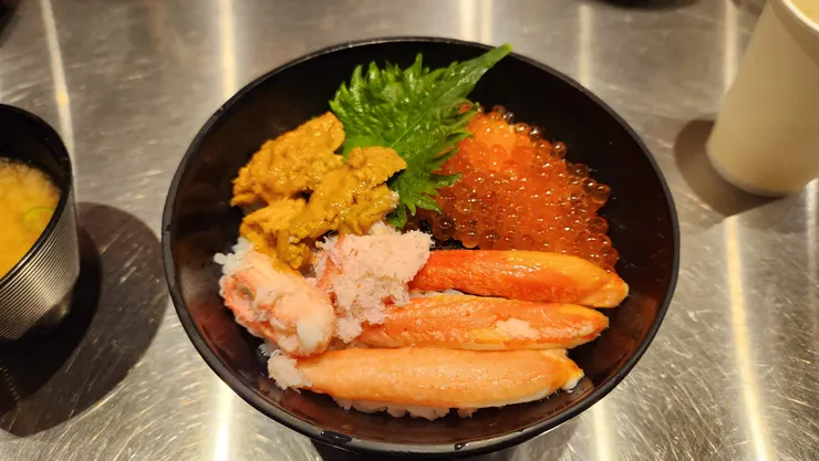 感謝同學媽媽請客的海鮮丼飯