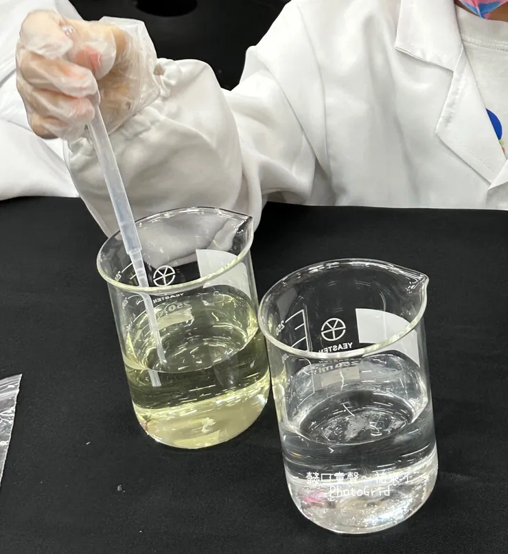 含氯的水由透明轉為變黃色了。