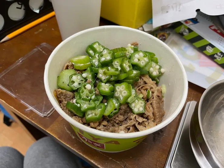 Sukiya的秋葵牛丼。