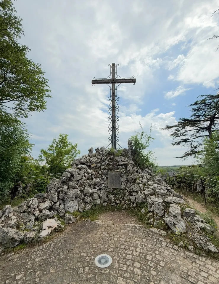 走完苦路，山頂高處