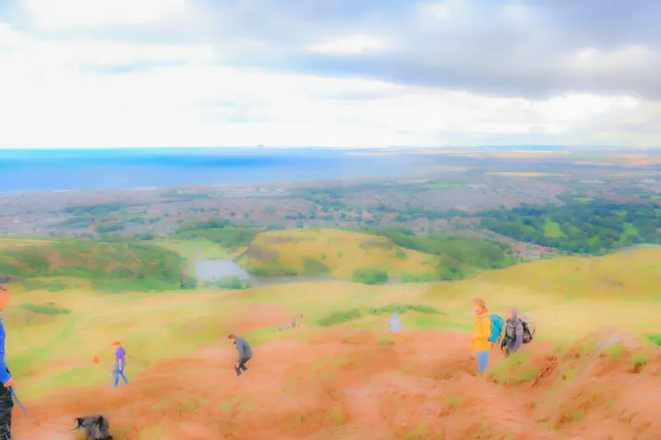 從亞瑟王座頂俯瞰北海與愛丁堡一景