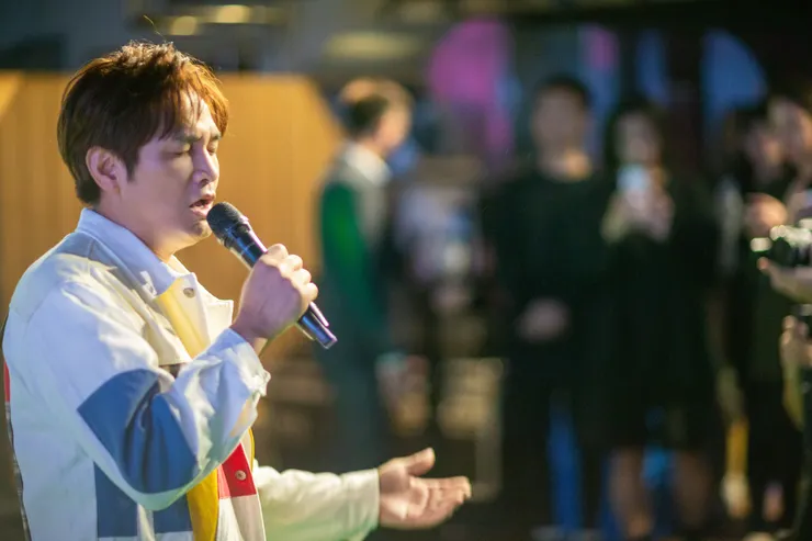 兩屆金曲歌王羅文裕現場首度演唱百秒網劇《浪子但非》主題曲《憨膽》。（圖／鷹傳媒提供）
