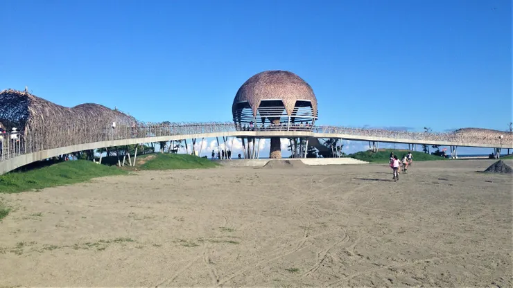 《向陽樹》兩端延伸的走道似張開雙臂擁抱大地與人民，呈現具有綿延深長的樹根之意象，屋頂採用波浪性木編結構，象徵著海浪及山派綿延不斷，生生不息、在地著根、向上提升的生命力