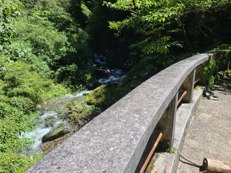 鐵梯前山壁有滲水(大)，可在那邊取就好