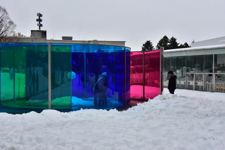 一片雪白的世界中，五彩繽紛的玻璃格外顯眼