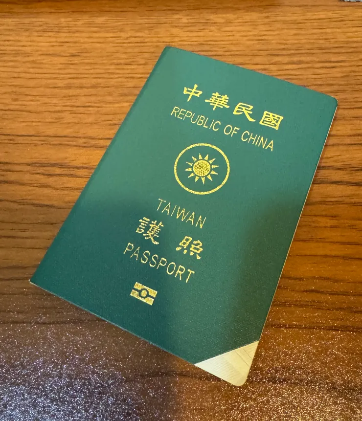 被剪一角的舊護照