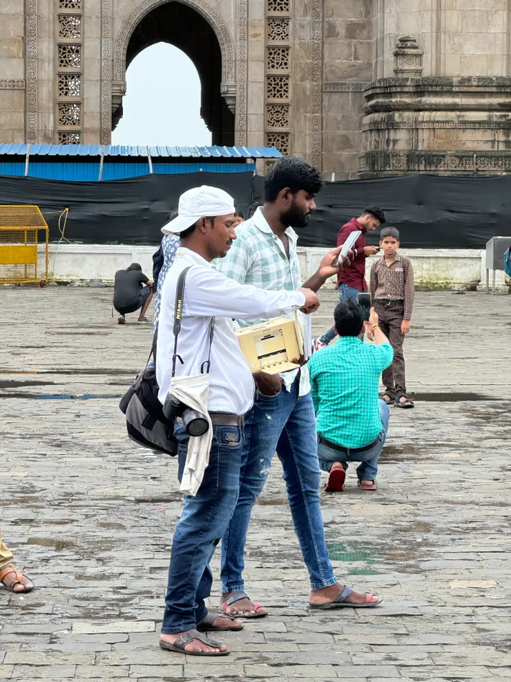 小販身上背隨時可以印相片的機器