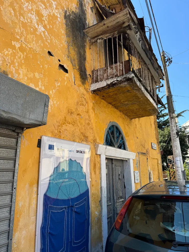 民房外的裝置藝術介紹阿國的雷絲花邊編織(牛仔褲上面的那個)