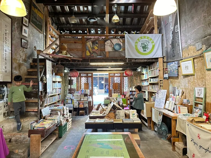 石店子69有機書店，是間百年二手書店，可以帶本二手書來換，也可以在這買到有機商品