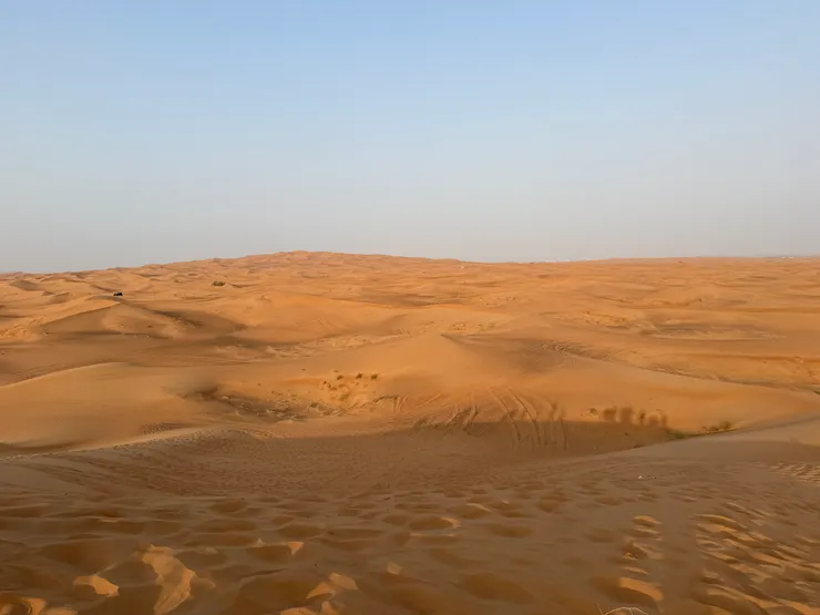 下車後摸到的沙子中等粗，但熱滾滾的～
