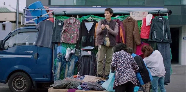 東昔開雜貨車在市場外賣衣服