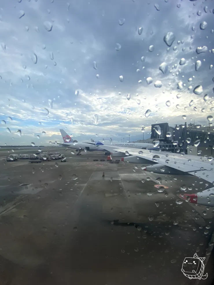 起飛前還下著小雨，從窗戶往外拍的景象