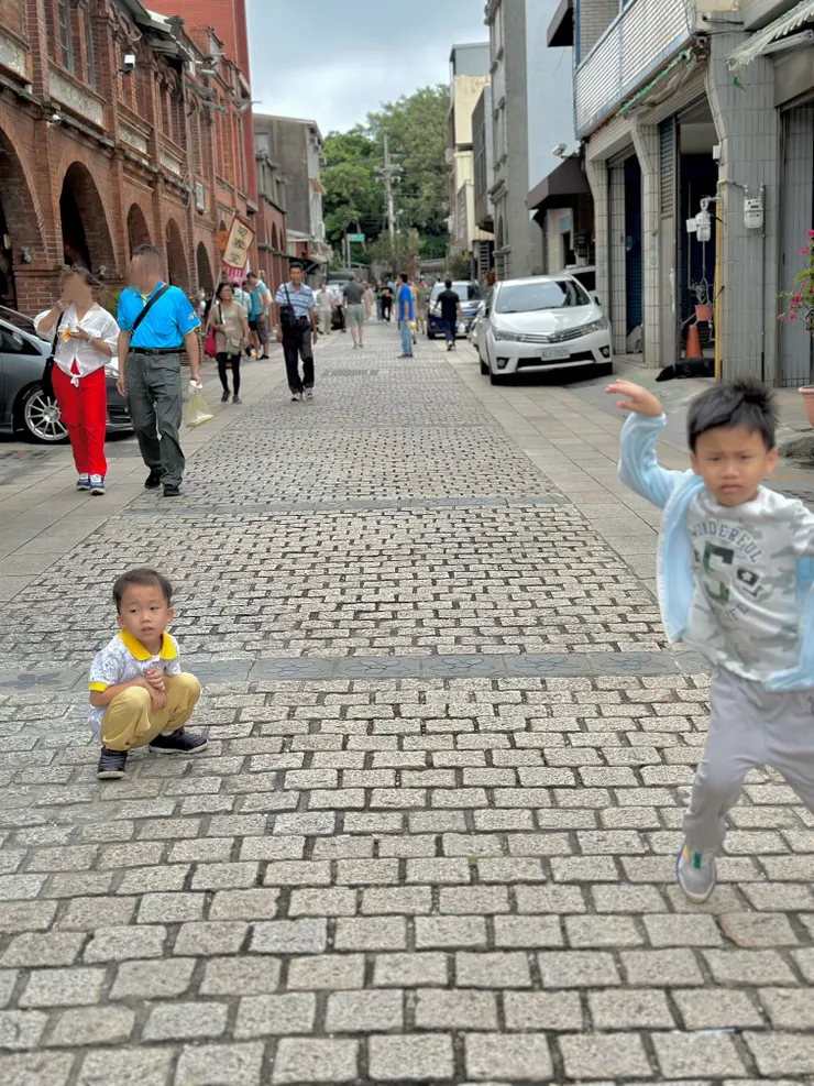 肚子餓到跳起來擺臭臉的哥哥，真的很可愛(媽媽好壞)