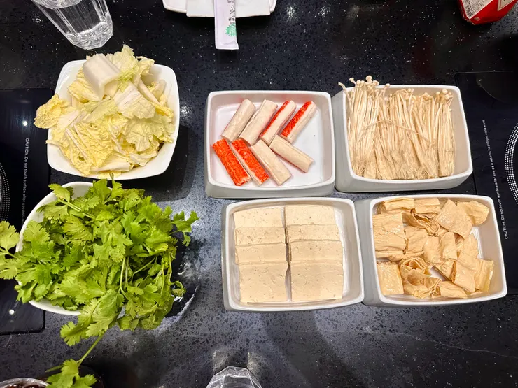 火鍋料另外自行加點，道地吃法通常以涮素菜為主，重口味吃完了吃點清淡解膩~當然想吃肉菜單上也有得點，品項比較少就是了。有趣的是右下角那道「腐竹」(長得像豆皮但製作方式跟豆皮不同)，煮半天還是硬的XD不知道是不是中國地區的人們牙口比較好啊？  (圖/躲貓貓)