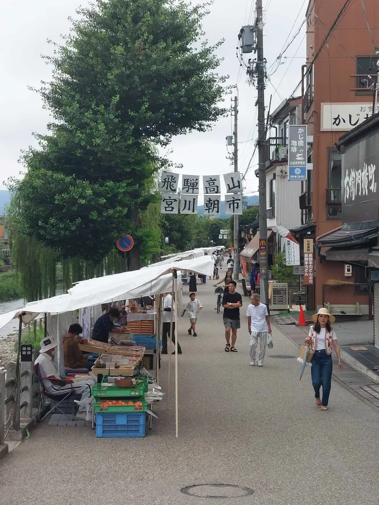 遠遠的就發現宮川朝市的白色布條