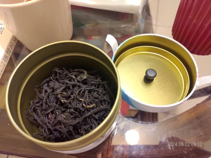 喜歡這個茶葉罐,有蓋的設計