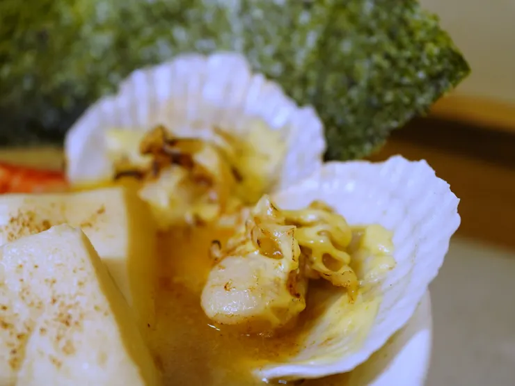 豐富的海味配料，讓這碗平價拉麵瞬間升級豪華海陸餐。