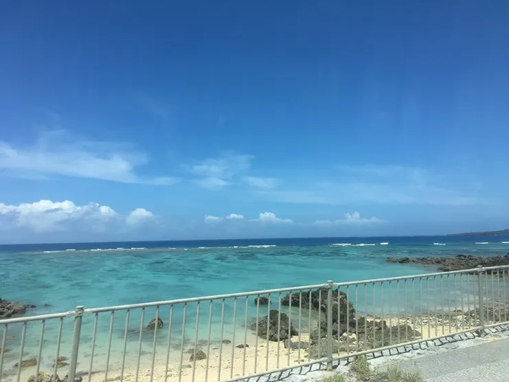 沖繩的海是真的漂亮，我這圖沒有任何後製，只是隨便巴士經過拍下來。