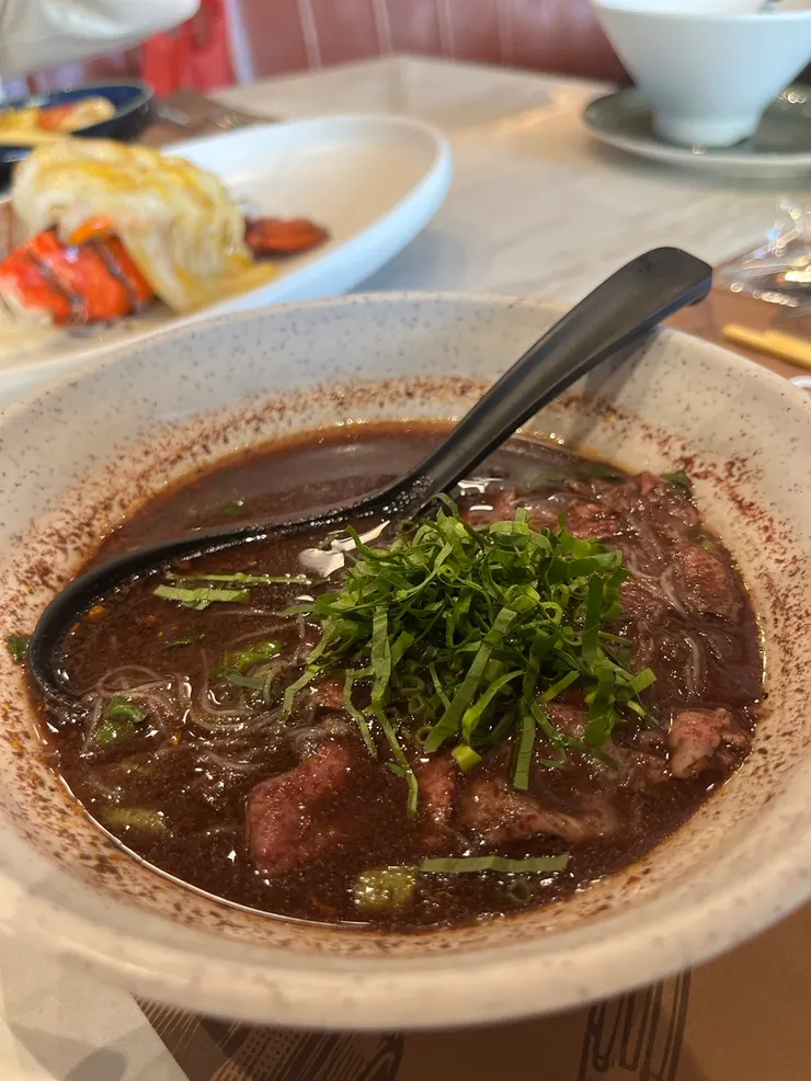 和牛船麵，加了牛血，很濃。必點菜餚之一。