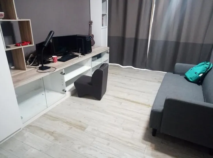 東曬的陽光被窗簾擋住啦~