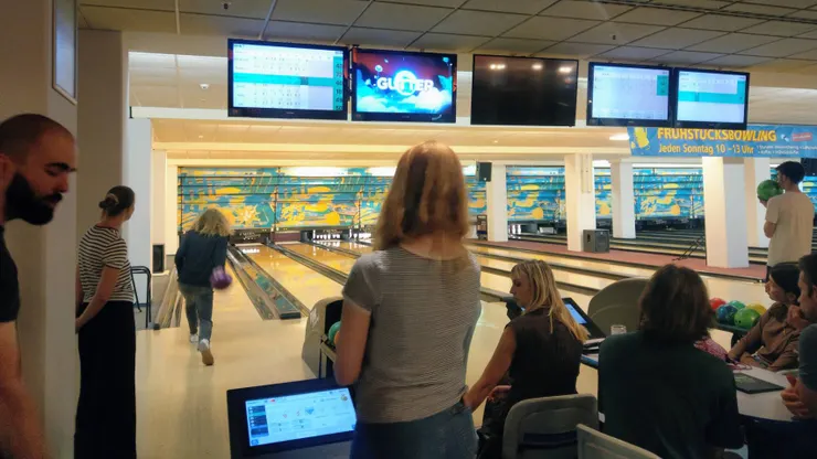 同學姿勢一百，準度... 旁邊的同學在忙著練手勢