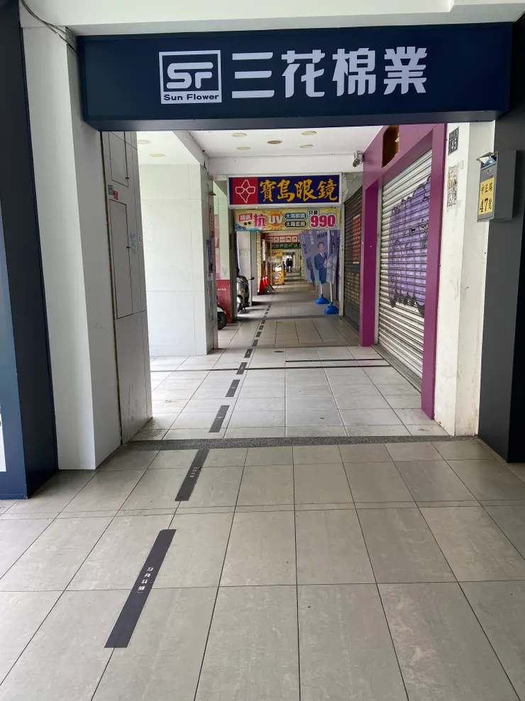 ▲ 地面有停車界線和景點方向的指引膠帶