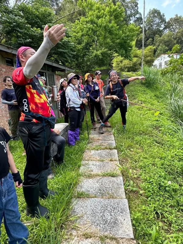 ▲來到一處展望平台，在地邱老師即興鄉土教學(牛鬥的由來及陸軍步道簡介)。