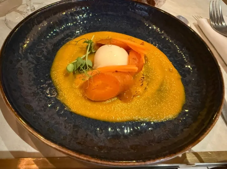 好喝的胡蘿蔔冷湯，中間的是溫泉蛋