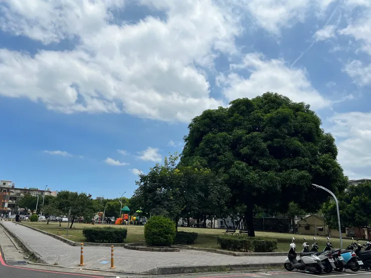 該土地位處新竹市都市計畫區十字路口黃金三角窗，緊臨千坪大公園。圖／新竹市稅務局